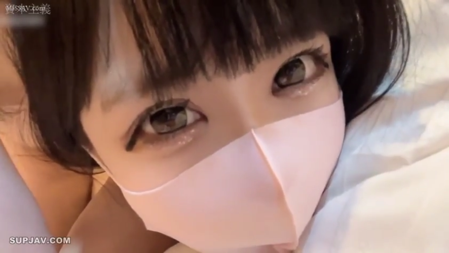 卧室 · 迷离 · 面部特写 · 对视 · 侧卧 · 口罩 · 齐刘海 · 粉色口罩