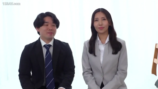 坐姿 · 中景 · 微笑 · 面对镜头 · 椅子 · 西装 · 室内影棚 · 双人访谈