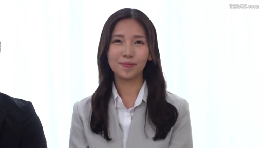 灰色西装外套 · 半身特写 · 职业装 · 注视 · 影棚 · 职业微笑 · 站立姿势