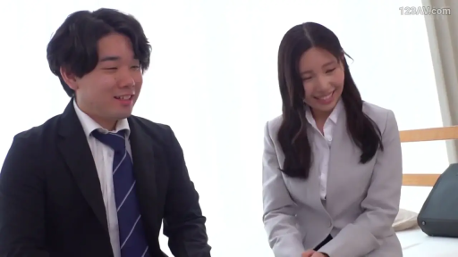 Sitting Posture · Conversation · Medium shot · Smile · bed · Business attire · Room · 采访