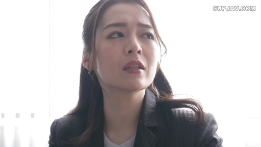 室内 · 面部 · 痛苦 · 西装 · 侧坐 · 言语