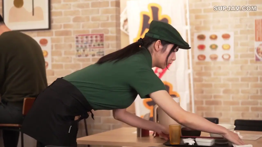 专注 · 站立 · 上半身 · 职场 · 工作 · 商店柜台 · 绿色制服 · 收银机