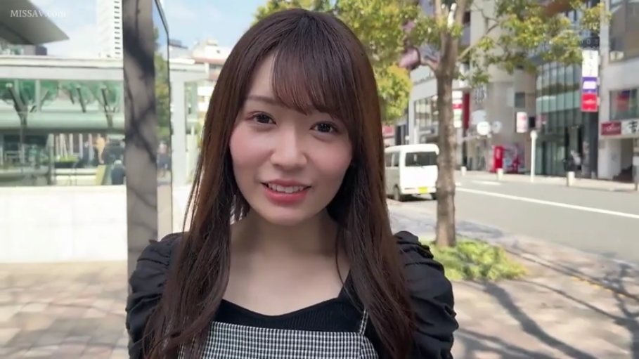 站立 · 平静 · 顔のクローズアップ · 注视镜头 · 长发 · 屋外通り · 黑白格纹上衣