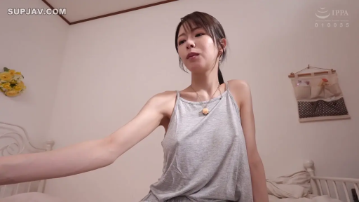 坐姿 · 卧室 · 中景 · 自然 · 俯视 · 灰色吊带