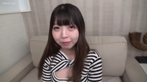 Sitting Posture · 单人 · Sofa · Smile · Facing the camera · Living room · 特写 · 条纹衫