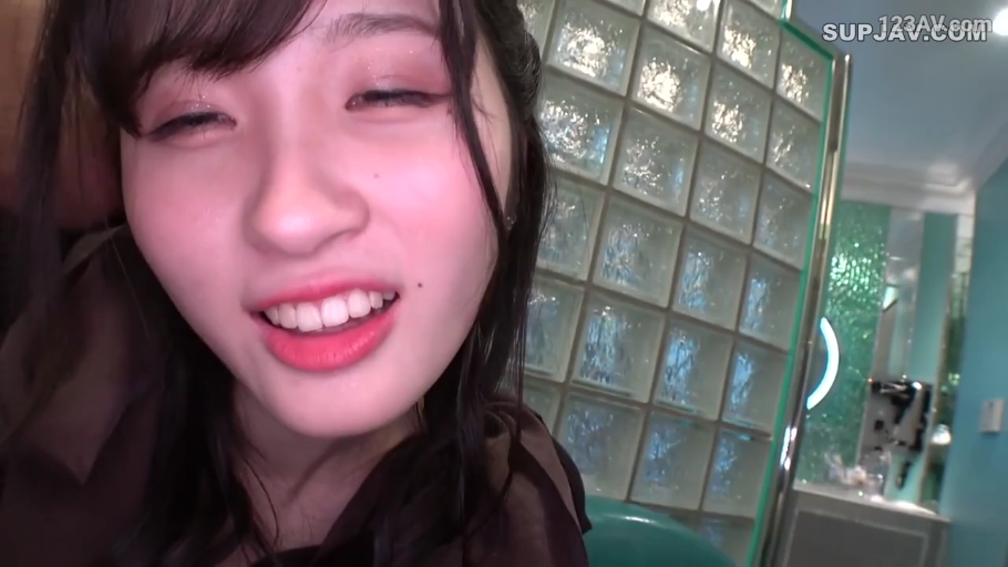 室内 · 站立 · 微笑 · 面部特写 · 对视 · POV视角 · 便装 · 玻璃墙