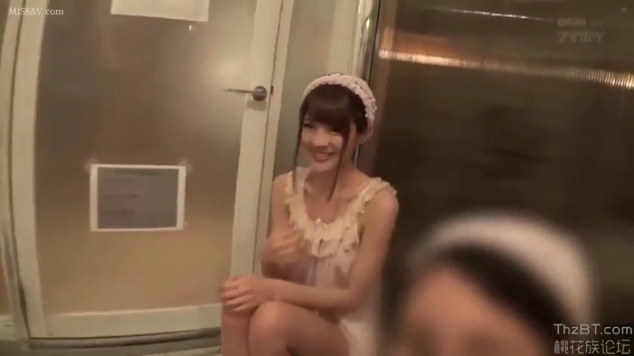 浴室 · 面对镜头 · 甜美微笑 · 屈膝坐姿 · 浅色蕾丝睡裙