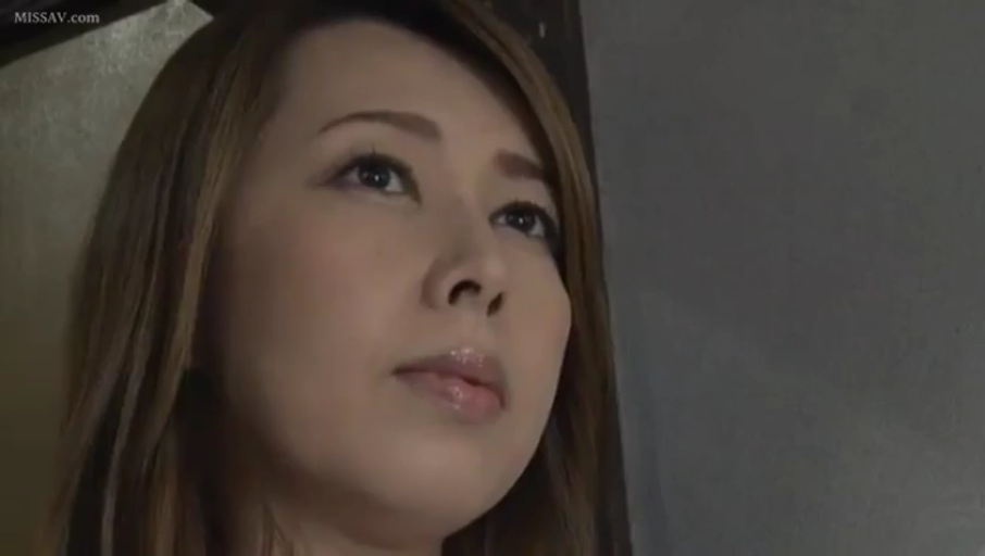 室内 · 脸部特写 · 日常装 · 仰视姿势 · 忧郁表情 · 凝视行为 · 单人特写