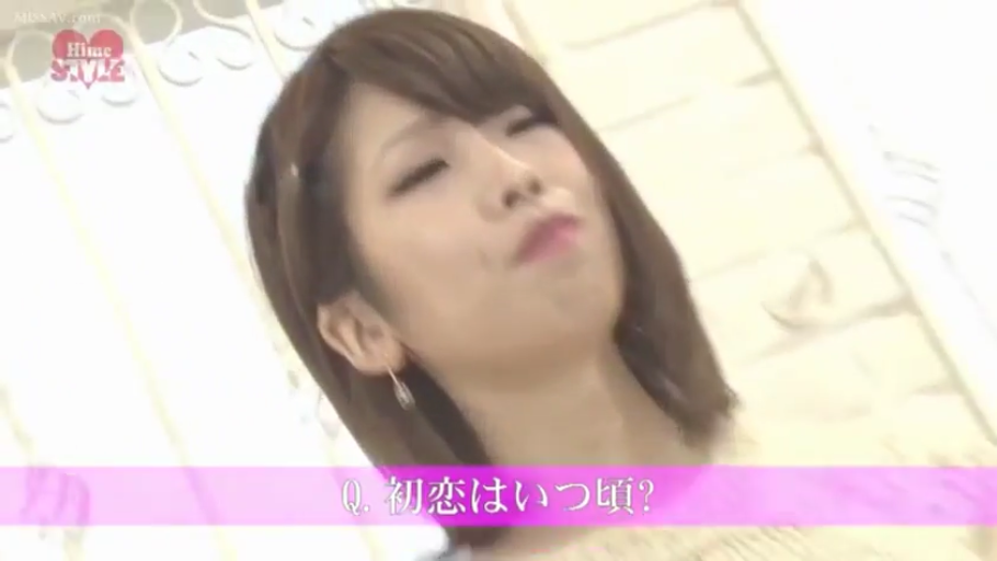 室内 · 脸部特写 · 字幕 · 平静 · 正面 · 耳坠 · 浅色毛衣 · 受访