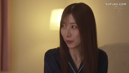 室內 · 坐姿 · 自然 · 面部特寫 · 长发 · 睡衣 · 侧望 · 灯