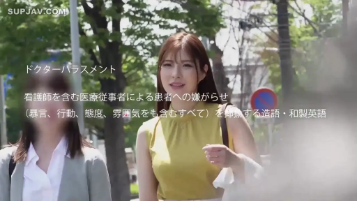 中景 · 微笑 · 挎包 · 黄色无袖上衣 · 社交 · 文字叠加 · 街头 · 步行