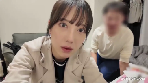 脸部特写 · 沙发 · 客厅 · 白色外套 · 交流行为 · 自然表情 · 前倾姿势 · 背景有男伴