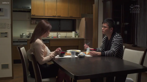 坐姿 · 严肃 · 全景 · 对话 · 餐厅 · 餐具 · 日常休闲装 · 进餐