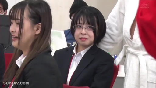 室内 · 坐姿 · 眼镜 · 面部特写 · 职业装 · 职场 · 观看 · 腼腆