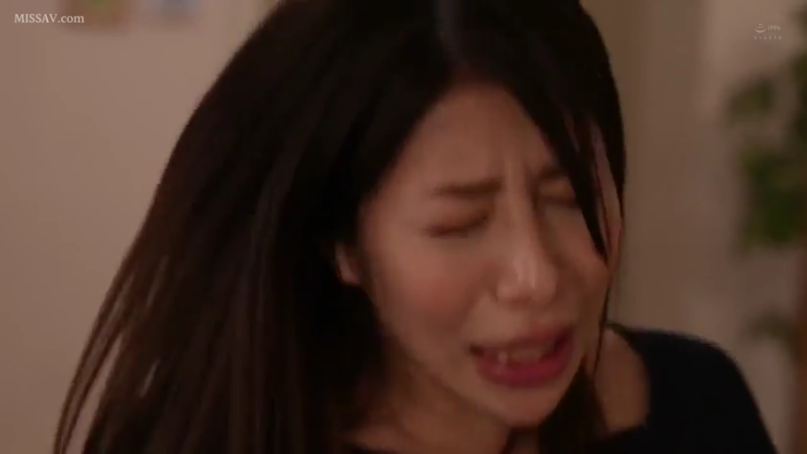 室内 · 面部特写 · 呻吟 · 模糊 · 黑色上衣 · 动态 · 痛苦挣扎