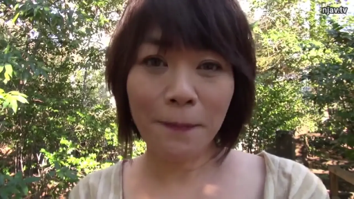 脸部特写 · 站姿 · 自然 · 注视 · 户外 · 休闲服 · 熟女