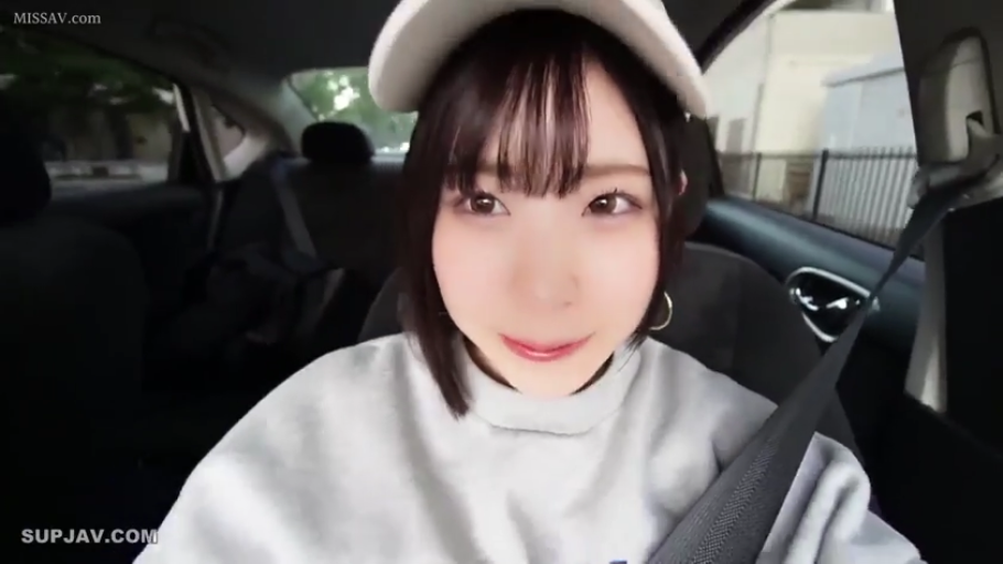 坐姿 · 微笑 · 面对镜头 · 车内 · 头部特写 · 白色棒球帽 · 亚洲女性 · 安全带