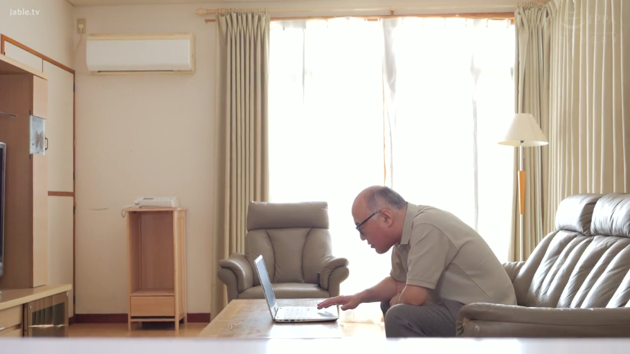 坐姿 · 专注 · 客厅 · 衬衫 · 操作电脑 · 笔记本电脑 · 大叔