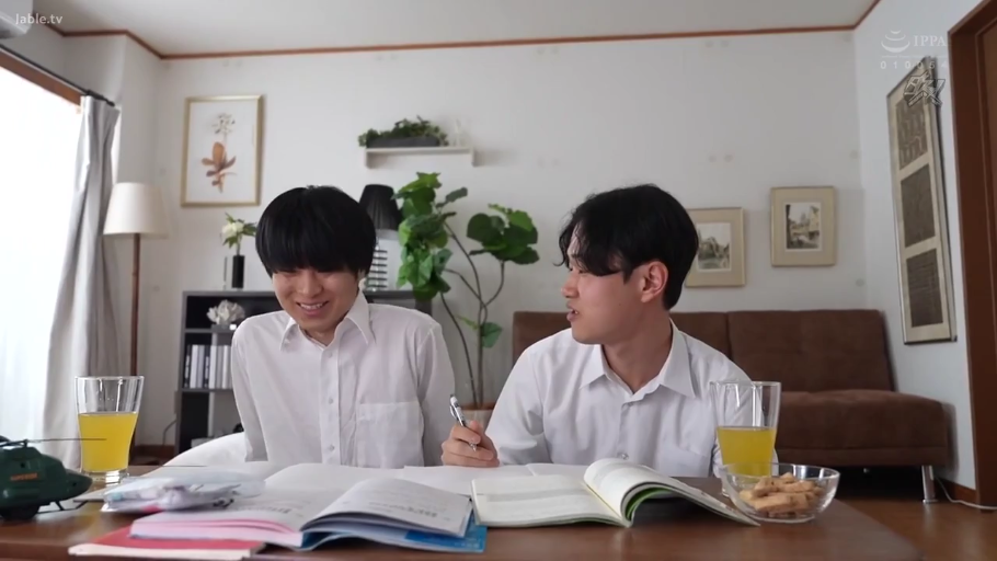 座り姿勢 · 字を書く · 中景 · 玩具直升机 · 轻松 · 书桌 · 白色衬衫 · 男同倾向