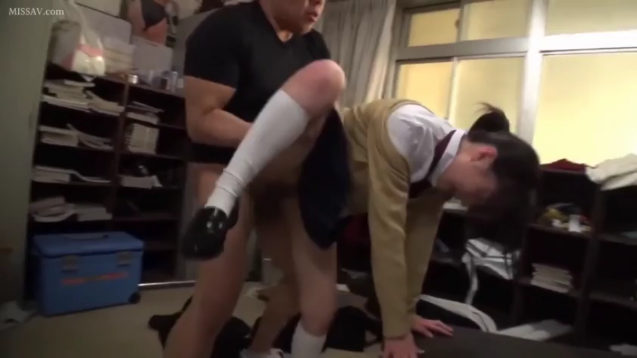室内 · 投入 · 后入式 · セックス · JK制服 · 书架 · アジア人
