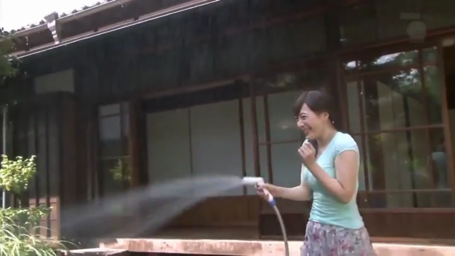 站姿 · 浅蓝色T恤 · 日式庭院