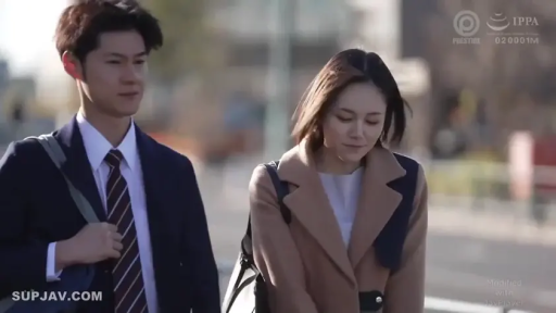 Medium shot · 自然 · Street · 行走 · 挎包 · Formal attire · 同行 · Life Scene