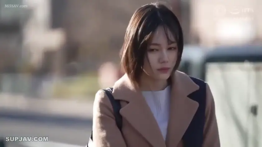 顔部のクローズアップ · 站立 · 户外街道 · 棕色大衣