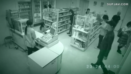 站立 · 便服 · 便利店 · 货架 · 监控视角 · 购物