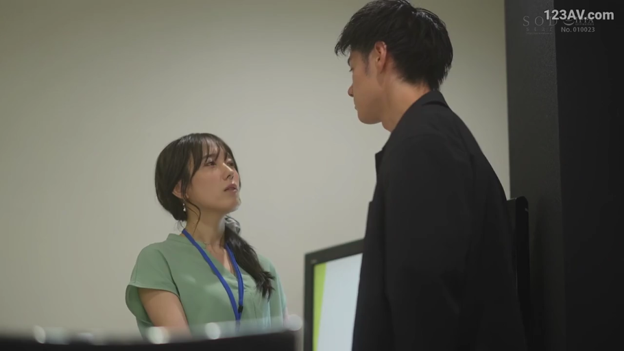 冷漠 · 办公室 · 西装 · 对峙 · 显示器 · 职场剧情 · 站立对视 · 半身中景