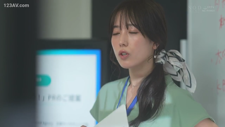 办公室 · 站立 · 半身特寫 · 職業裝