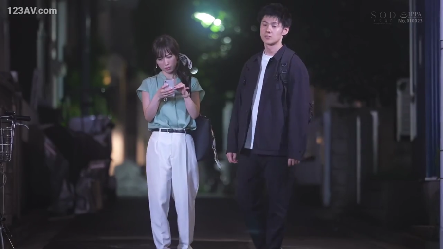 若有所思 · 夜间户外 · 背包 · 白色高腰长裤 · 人物全身