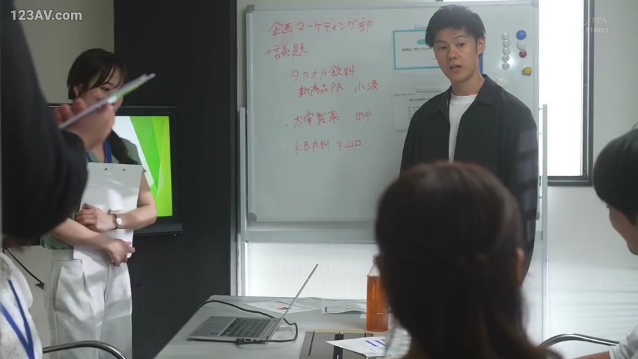 站立 · 中景 · 职业装 · 多人 · 文件夹 · 庄重 · 演示 · 会议室