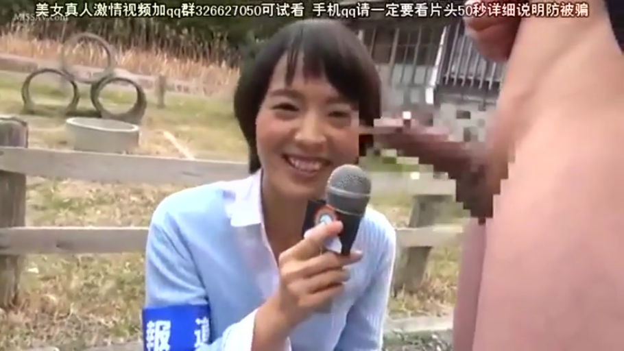 站立 · 中景 · 微笑 · 开心 · 停车场 · 日本AV · 单肩包 · 白色高领毛衣