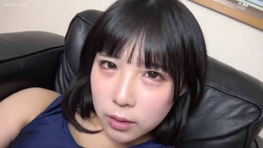 储物柜 · 站立 · 羞涩 · 中景 · 更衣室 · 多人互动 · 泳衣 · 三人