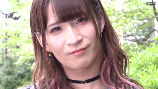 脸部特写 · 微笑 · 注视 · 室外 · 项圈 · 正面 · 格纹衬衫 · 挑染