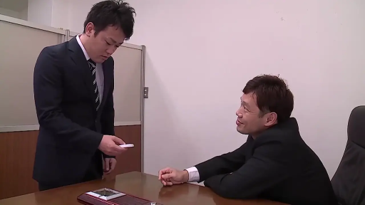 办公室 · 站立 · 中景 · 西装 · 职场 · 遥控器 · 坏笑 · 递交遥控器