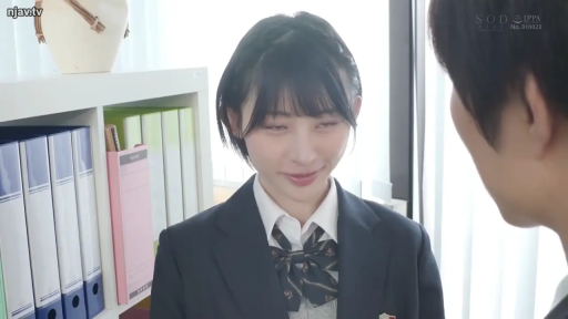 校服 · 办公室 · 站立 · 微笑 · 对视 · 上半身 · 文件夹 · 短发