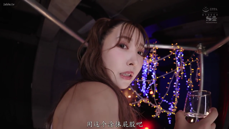 室内 · 脸部特写 · 裸肩