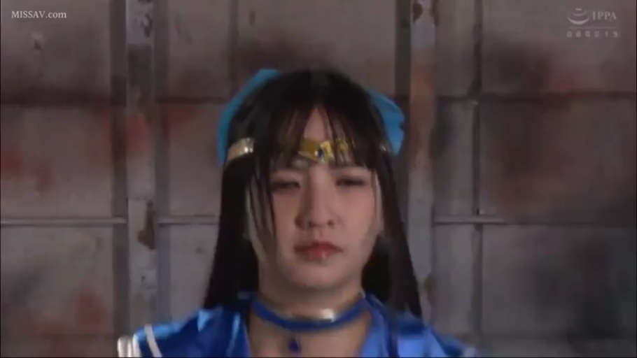 脸部特写 · 站姿 · 凝视 · 长发 · 冷淡 · 头饰 · 蓝色水手服 · 废旧工厂