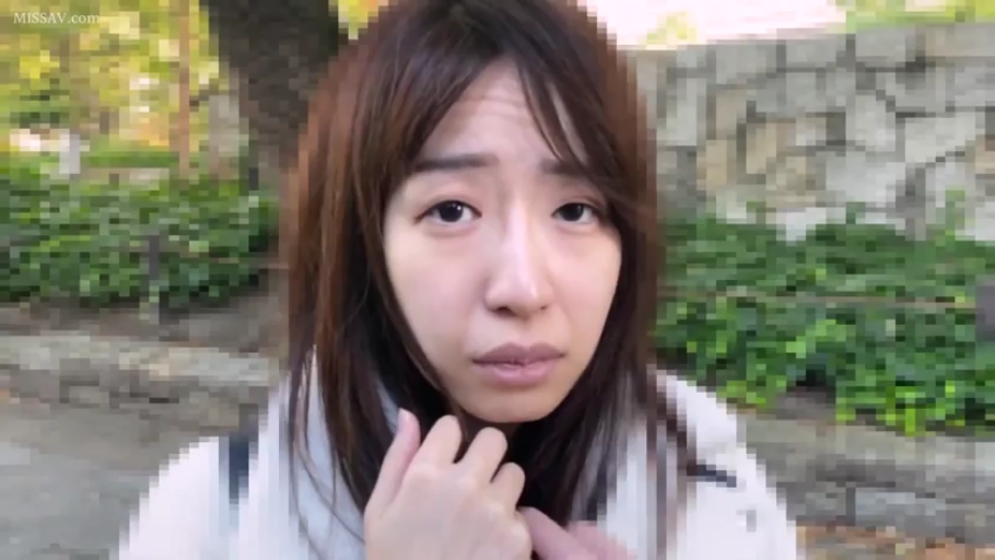 委屈 · 脸部特写 · 站立 · 对视 · 长发 · 公园 · 白色外套