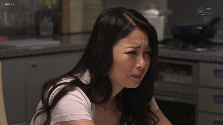 坐姿 · 脸部特写 · 白色短袖 · 厨房 · 凝视 · 熟女 · 厨具 · 愁苦