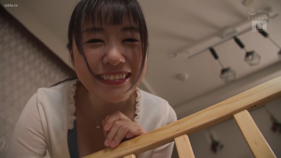 室内 · 全身 · 悦楽 · 站立 · 微笑 · 仰拍 · 楼梯扶手 · 白色开衫与蓝裙