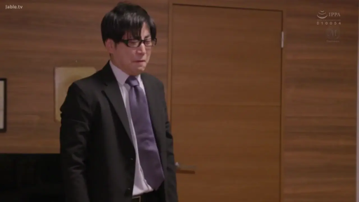 室内 · 低头 · 眼镜 · 站立 · 西装 · 男性 · 哭泣