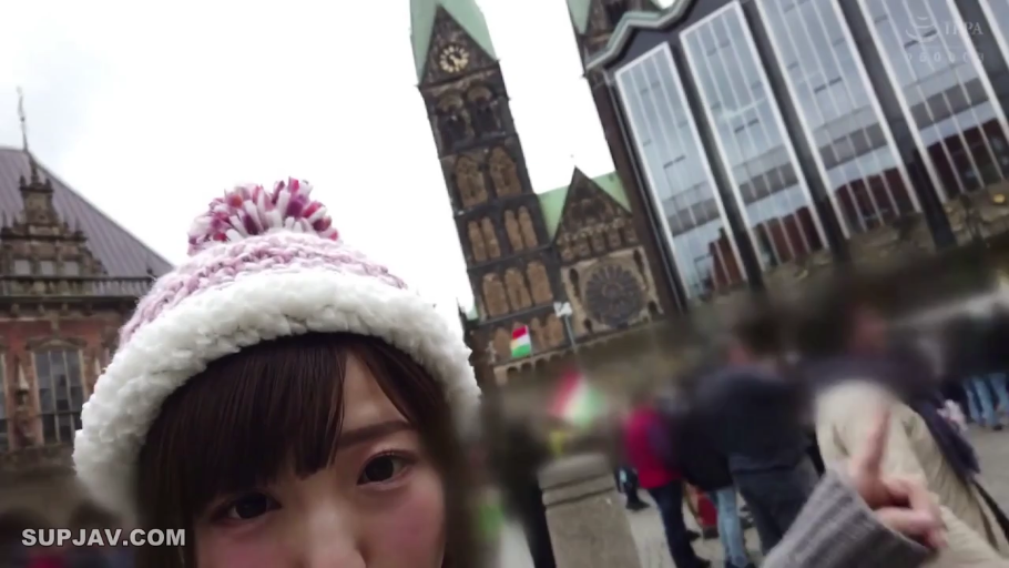 脸部特写 · 白天 · 户外广场 · 自然表情 · 自拍姿势 · 针织帽 · 旅游观光