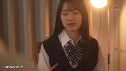 坐姿 · 手部 · 餐厅 · 休闲服 · 进食 · 日常场景 · 碗筷