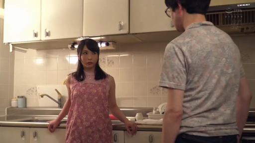 严肃 · 中景 · 站姿 · 对视 · 厨房 · 橱柜 · 居家风 · 粉色碎花围裙