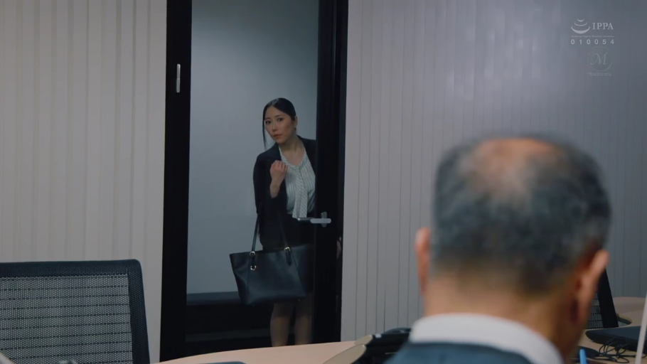 嚴肅 · 办公室 · 站立 · 全景 · 開門 · 職業裝 · 手提包 · 熟女