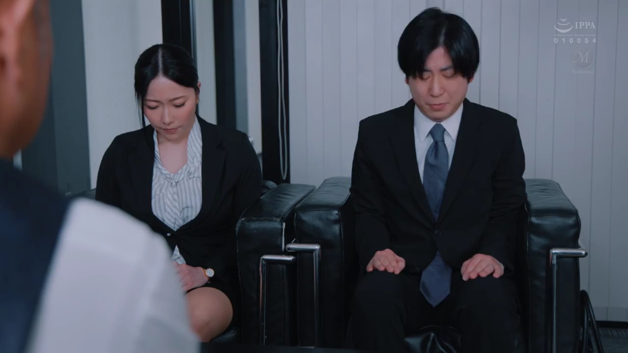 坐姿 · 严肃 · 办公室 · OL装 · 中景 · 沙发 · 谈话 · 职场剧情