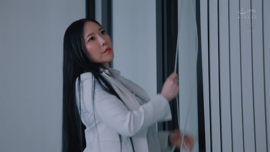 严肃 · 办公室 · 半身 · 白色西装 · 百叶窗 · 侧身站立 · 黑长直 · 拉动窗帘绳