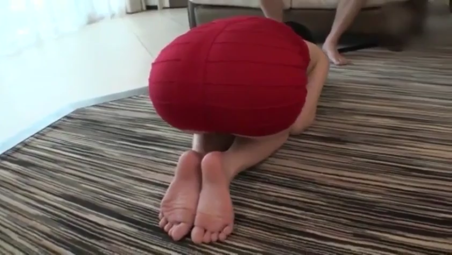 跪趴 · 室内地毯 · 足控 · 红色紧身裙 · 脚底特写 · 露出脚心